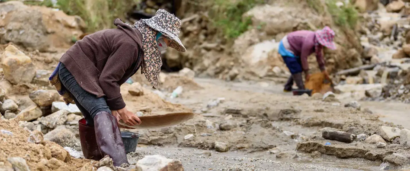 Migrant women workers pan for minerals in Chiang Mai, northern Thailand. Photo: UN Women/Pornvit Visitoran