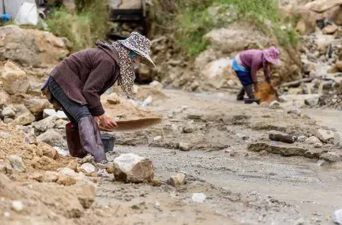 Migrant women workers pan for minerals in Chiang Mai, northern Thailand. Photo: UN Women/Pornvit Visitoran