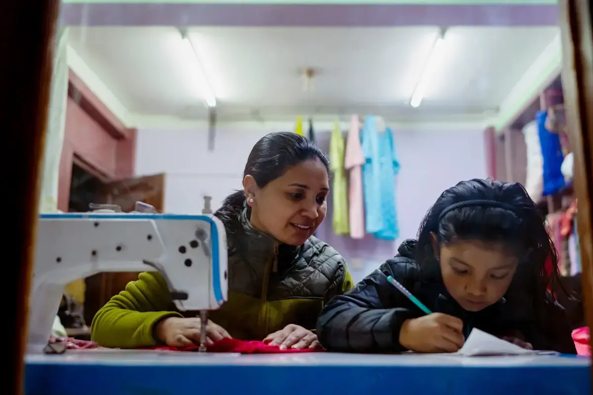 Au Népal, une mère travaille et aide sa fille à faire ses devoirs. Photo : ONU Femmes/Srijana Bhatta